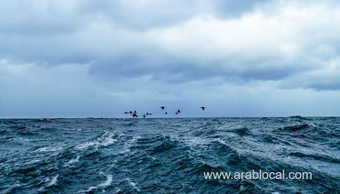 medium-to-rough-waves-in-oman's-coastal-areas-oman-meteorology_kuwait