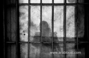 man-imprisoned,-fined-for-violating-movement-ban_kuwait