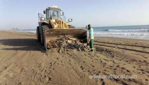 municipality-carries-out-cleaning-campaign-at-beaches-in-oman_kuwait