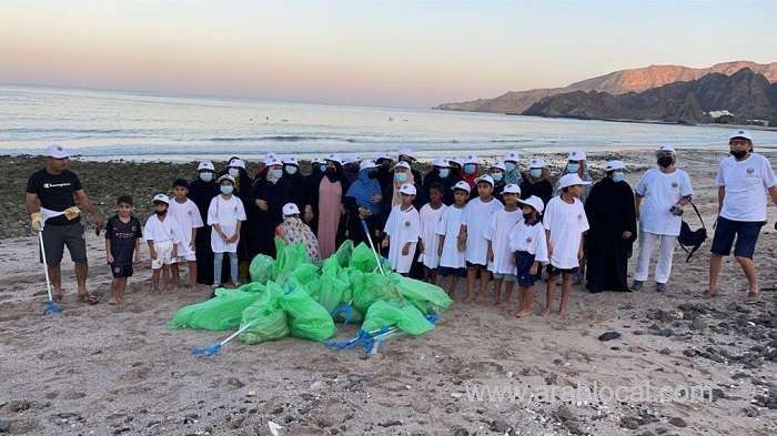 muscat-municipality-holds-cleaning-campaign-at-beach_kuwait