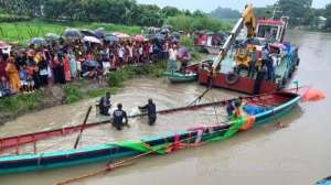 in-bangladesh,-a-trawler-capsizing-incident-in-the-meghna-river-has-left-six-individuals-unaccounted-for_kuwait