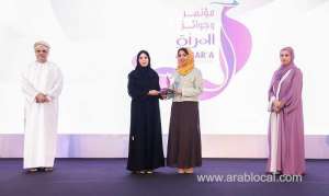 fathiya-al-hajri,-the-head-of-human-resources-at-liva,-secures-the-'excellence-in-talent-acquisition-in-insurtech'-award-at-the-2023-muntada-al-mara-event-oman