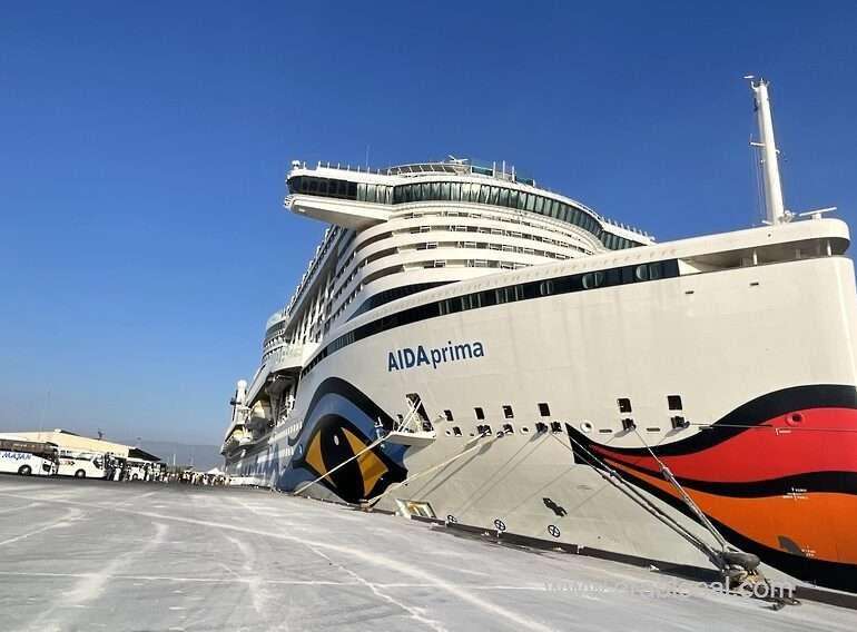 a-cruise-vessel-carrying-3,963-passengers-arrives-at-salalah-port_kuwait