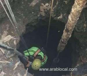 pacda-lifts-out-a-dead-horse-after-falling-down-in-a-well-in-sharqiyah_kuwait