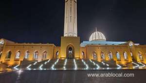 sultan-qaboos-grand-mosque-lit-up-in-orange_kuwait