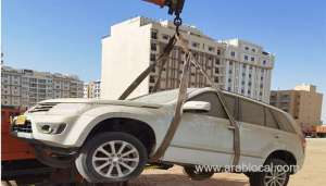 muscat-municipality-continues-to-remove-discarded-cars_kuwait